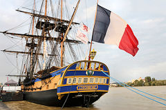 Bordeaux : drapeau tricolore flottant à la proue de l'Hermione | Photo Bernard Tocheport