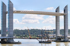 Le  trois mâts barque Kaskelot passant sous le pont Chaban Delmas à Bordeaux | Photo Bernard Tocheport