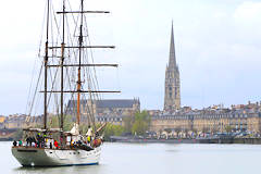 Arrivée à Bordeaux du voilier Marité face à la flèche Saint Michel | Photo Bernard Tocheport