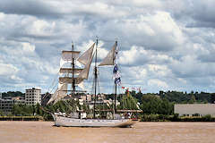 Ciel nuageux pour le départ de Bordeaux du voilier Marité | Photo Bernard Tocheport