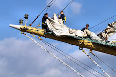 Entretien des voiles du MIR voilier Russe à Bordeaux | Photo Bernard Tocheport