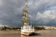 Demi tour du trois Mâts MIR sur la Garonne et sous un ciel menaçant | Photo Bernard Tocheport