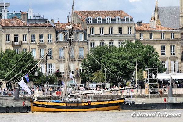 Le Renard Cotre Corsaire à hunier à quai à Bordeaux | Photo Bernard Tocheport