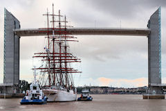 La 4 mâts Russe SEDOV franchit le pont Chaban Delmas à Bordeaux | Photo Bernard Tocheport