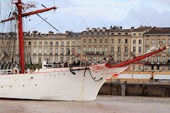 Proue du Sedov devant les façades des quais de Bordeaux | Photo Bernard Tocheport