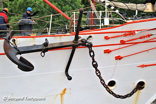 Marins sur le pont et ancre du voilier SEDOV à Bordeaux | Photo Bernard Tocheport