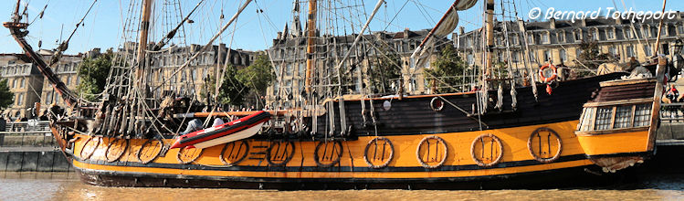 Coté babord de la frégate Russe Shtandart au ponton d'honneur à  Bordeaux | Photo Bernard Tocheport