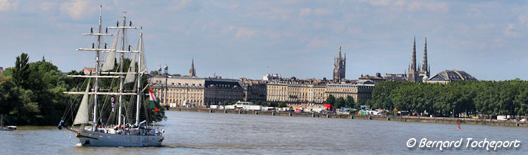 Le voilier Tarangini quitte le port de Bordeaux