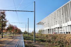 Ligne de tramway devant le Grand Stade -  photo 33-bordeaux.com
