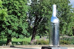 Exposition bouteille décorée : Bordelaise XXL -  photo 33-bordeaux.com