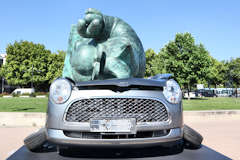 Bordeaux  statue du chat sur une voiture sans immatriculation et sans feux antibrouillard | Photo Bernard Tocheport