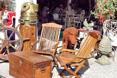 Diversité et choix d'objets anciens à la Foire à la brocante de Bordeaux | photo Bernard Tocheport