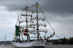 Le Cuauhtémoc sous un ciel orageux