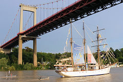 Passage du 3 mâts Marité sous le pont d'Aquitaine | Photo Bernard Tocheport