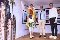 Bordeaux Fête le Vin Brigitte Bloch, Pierre Hurmic, Steve Rotheram au pavillon Liverpool | Photo Bernard Tocheport