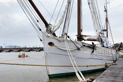 Proue du Yawl Le Mutin au ponton d'honneur de Bordeaux | Photo Bernard Tocheport