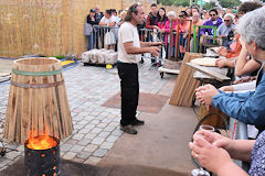 Explications fabrication de barriques à Bordeaux Fête le Vin | Photo Bernard Tocheport