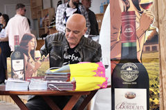 Eric Corbeyran en dédicace à Bordeaux Fête le Vin 2024 | Photo Bernard Tocheport
