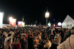 Bordeaux fête le vin : foule la nuit sur les quais