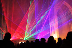 Bordeaux public assistant à un spectacle laser dans la cathédrale | photo Bernard Tocheport