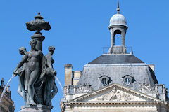 Les 3 Grâces face à l'architecture de la place de la bourse | Photo 33-bordeaux.com