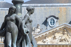 Euphrosyne et Aglaé devant le fronton de la bourse | Photo 33-bordeaux.com
