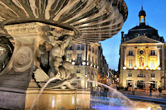 Fontaine des 3 Grâce et façade de la bourse à la nuit tombante | 33-bordeaux.com