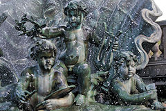 Enfants symboles des Arts avec la peinture, la musique et la sculpture sur la fontaine des Girondins de Bordeaux | Photo Bernard Tocheport