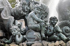 Enfants symboles du Commerce et de l'Industrie sur la fontaine des Girondins de Bordeaux | Photo Bernard Tocheport