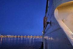 Bordeaux bateau Marco Polo navigant le soir face au pont de pierre | Photo Bernard Tocheport