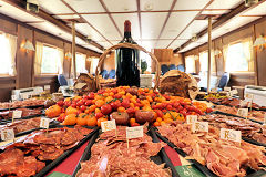 Buffet Basque à bord du bateau Marco Polo | Photo Bernard Tocheport