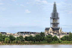 Croisières Marco Polo : arrivée à Bordeaux flèche et basilique Saint Michel | Photo Bernard Tocheport