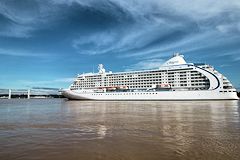 Navire de croisière quittant Bordeaux -  photo 33-bordeaux.com