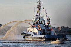 Remorqueur RM MEDOC et canons à eau -  photo 33-bordeaux.com