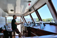 Capitaine Thomas Bettini à la barre du LUNA Yacht de Bordeaux | Photo Bernard Tocheport