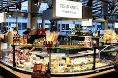 Stand de produits Italiens aux Halles de Bacalan à Bordeaux | Photo Bernard Tocheport