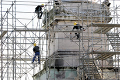 Ouvriers et échafaudages pour la restauration du monument aux Girondins | Photo Bernard Tocheport