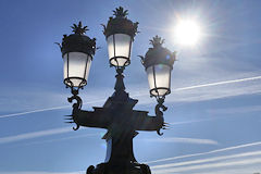 Bordeaux soleil et lanternes du monument aux Girondins | Photo Bernard Tocheport