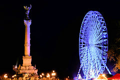 Bordeaux vision nocturne du monument aux Girondins avec la grande roue | Photo Bernard Tocheport
