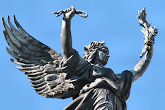 Bordeaux statue de dumilatre au sommet du monument aux Girondins | Photo Bernard Tocheport