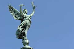Bordeaux ton vert de gris pour l'ange de la liberté avant restauration | Photo Bernard Tocheport