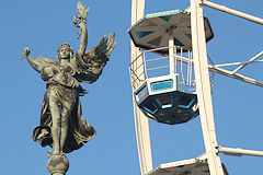 Bordeaux l'ange de la Liberté et nacelle de la grande roue | Photo Bernard Tocheport