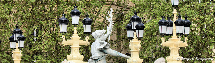 Bordeaux couleur jaune inahbituelle pour les  lampadaires du monument aux Girondins | Photo Bernard Tocheport