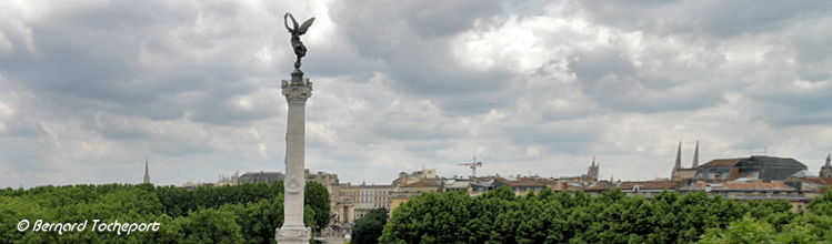 Bordeaux l'Ange de la Liberté surplombe la place des Quinconces | Photo Bernard Tocheport