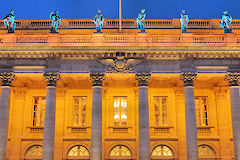Illumination des colonnes et muses du Grand Théâtre | photo 33-bordeaux.com