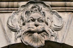 Bordeaux mascaron au regard inquiétant de la place de la bourse | Photo Bernard Tocheport
