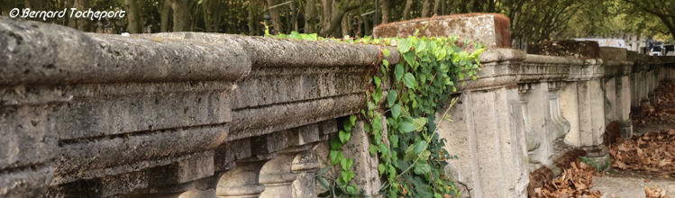 Balustrade place des Quinconces penchant fortement | Photo Bernard Tocheport