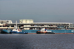 Février 2012 : la barge Louis de SARENS et les remorqueurs | 33-bordeaux.com