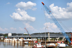 Bordeaux pose de pieux dans la Garonne avant construction du pont ferroviaire | Photo Bernard Tocheport