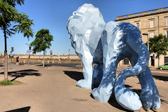 Le lion bleu de Xavier Veilhan tourné vers la rive gauche | 33-bordeaux.com